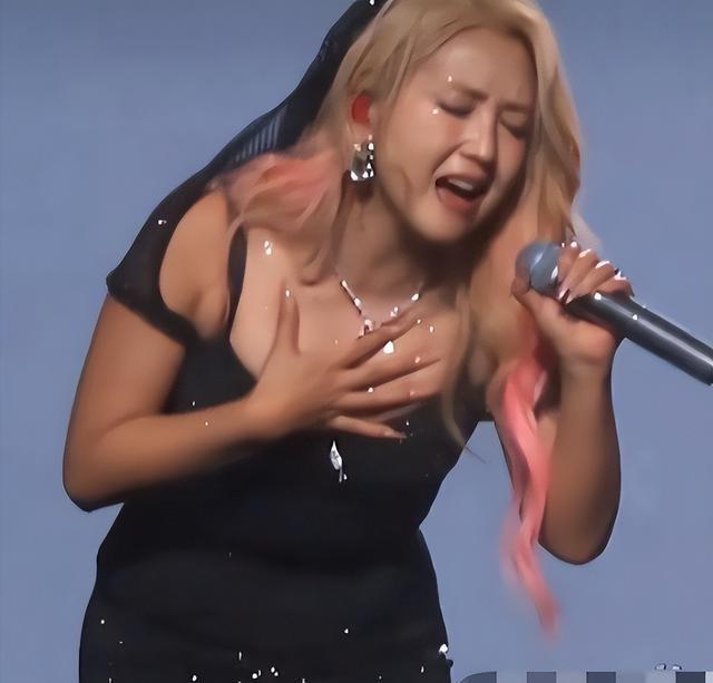 39岁何洁不忍直视，腋下勒出副乳肚子三层肉，要养4个娃操劳疲惫