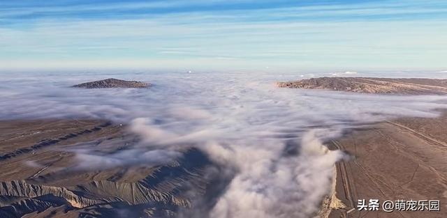 新疆峡谷雾气翻涌，如浓墨重彩画卷，大自然的神奇笔触令人惊叹