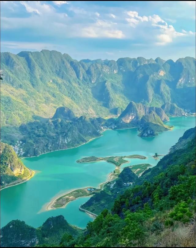 广西山水诗：筏穿三门天光，瀑叩通灵仙门，绿湖夜揉星