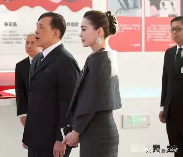 泰王不懂妻美！和苏提达王后参观北京航天城	，本人状态表情很严肃