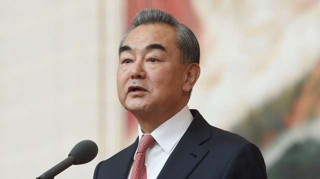 韩国特使团抵达北京，下飞机后说了13个字，王毅打开天窗说亮话