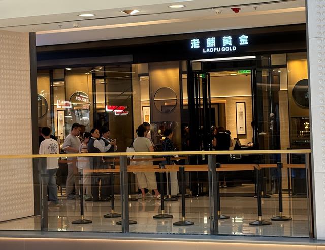 宝王府勇闯上海重奢商场！抄老铺爆款、堵截式服务，真能逆袭吗？