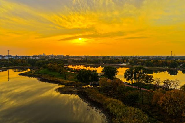 晚霞映照下的宁阳洸河湿地公园