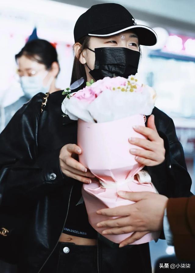 陈梦夺冠后大胆穿搭皮衣吊带惊艳亮相北京,这造型太抢眼了!