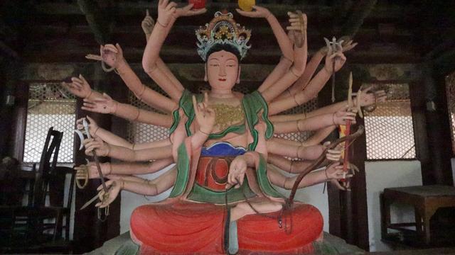 云南千年古寺，矗立深山，有唐代禅杖，元代石碑，千手观音