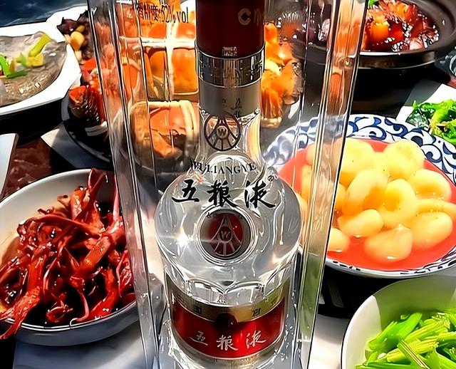 太丢人了，北京一大爷参加酒席，随礼200，竟连喝带拿6瓶五粮液