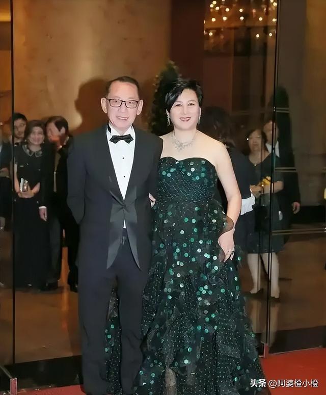 英皇老板设宴庆祝结婚40周年！大半港圈艺人出动，阿娇健康引担忧