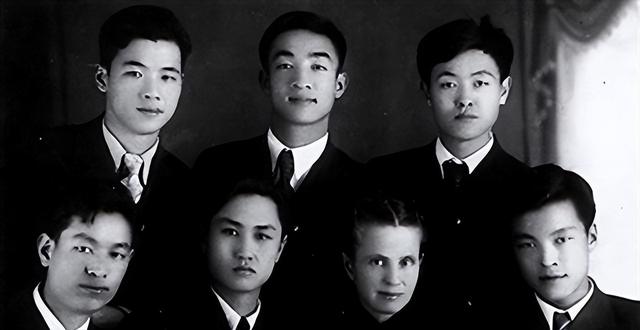 李鹏总理年轻时有多帅？1959年在吉林留影	，31岁玉树临风气质不凡