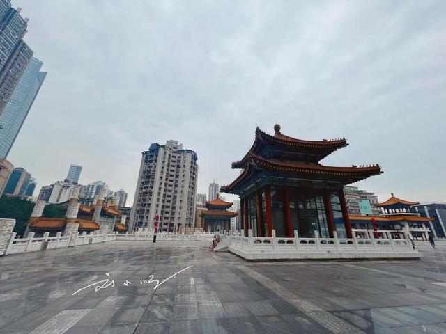 重庆又一“另类”网红地：医院门诊楼成打卡点，游客为啥争相来？