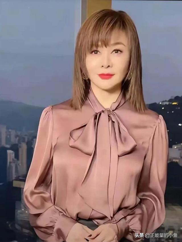 关之琳再怎么打扮，也有点难掩老态了