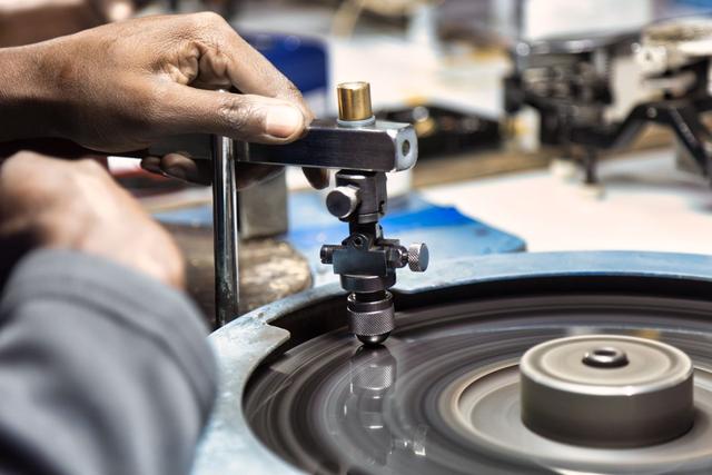 3纳米不够看了？中国正在搞的“原子制造”，能让芯片算力翻千倍