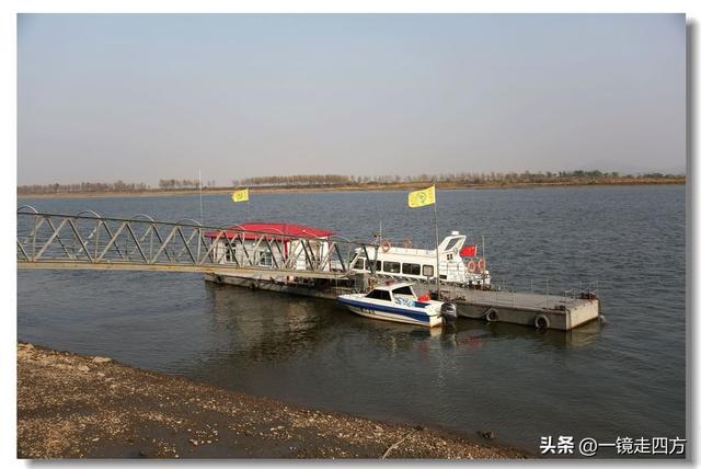 漫步丹东鸭绿江畔，可以隔江望见对岸的朝鲜
