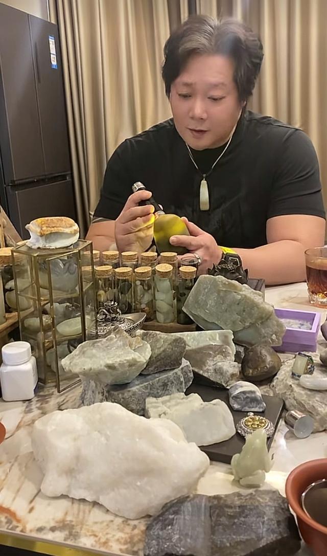 北京肖哥突发去世，年仅45岁，家里原石成堆开大奔，十几套房出租