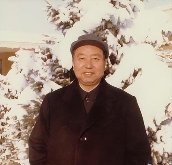 华国锋的夫人韩芝俊有多美？1961年的全家留影，30岁她端庄贤惠