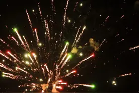 怎么拍出清晰没有雾气的烟花图片？烟花正确的拍摄方法和参数分享图片