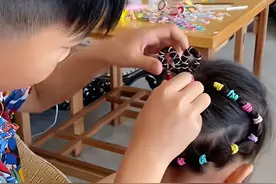 笑麻了！10岁哥哥给2岁妹妹编发天天换造型，挑战暑假60天不重样图片