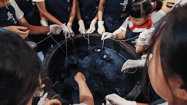 宜宾冠英古街秋假遛娃指南：非遗扎染、燃面研学、江边喂鱼，一站式玩透！