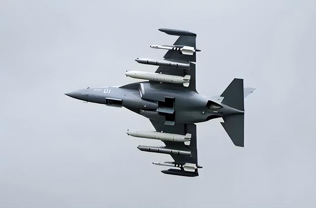 打破常规！双垂尾双发动机还能隐身，低成本教练机到底有多牛？