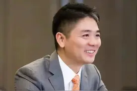 刘强东送外卖！千亿大佬穿工服是演戏还是真干活？图片