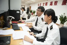 2025年国家海关公务员！预计将招2500人，10月发布，招考解读图片