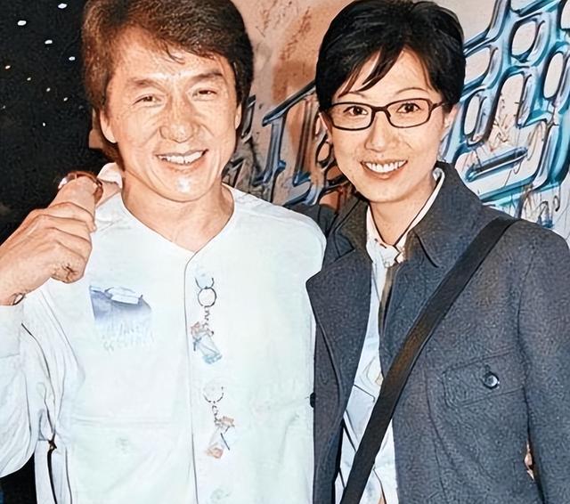 71岁成龙满头白发，儿子不成材，女儿在外流浪