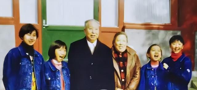 15岁入党	，18岁和主席结婚，如今仍健在，却几乎不露面