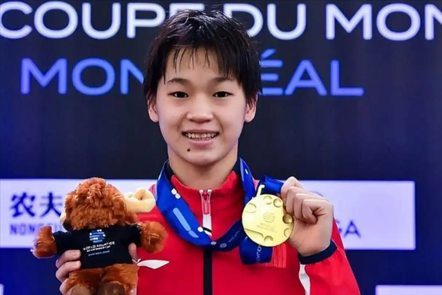 全红婵铜像进校园引热议，意外暴露她“真实处境”，令人心疼