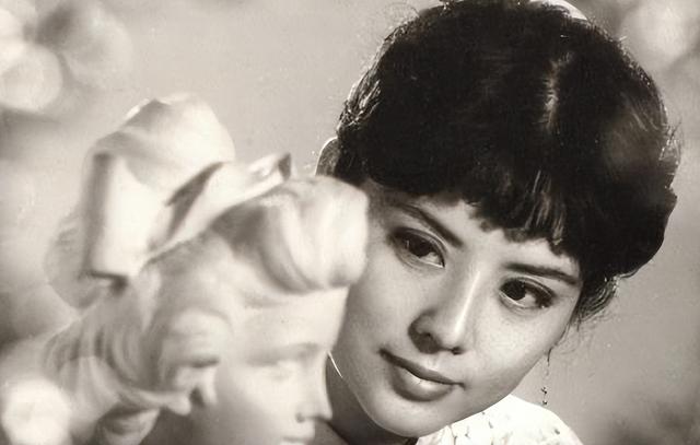 她是中国第一美妇，坐牢离婚拍三级片，还因太美被克林顿接见