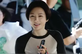 秦岚现在好奇怪，脸上没有一丝皱纹，却看起来很老，有点像刘晓庆图片