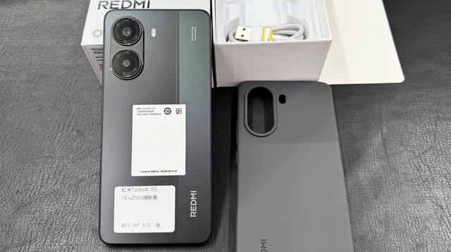 升级到7550mah电池，这款国产红米手机，大R角屏幕玩游戏更流畅