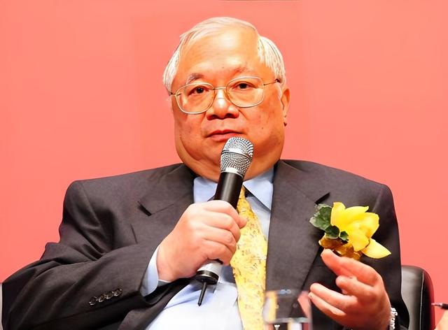 香港富豪：向美国捐1亿，又给大陆砸670亿，竟被李嘉诚“威胁”