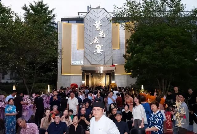 毛玉萍重开饭店，没人来捧场：贴满合照的墙，遮不住她输得彻底