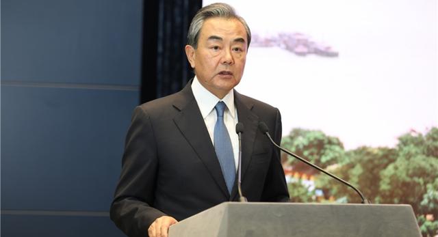 王毅一锤定音，不许高市碰台湾，日本恐损失2万亿，牛肉卖不出去