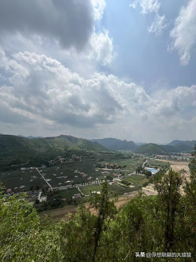 博山源泉镇的二郎山古庙群，我只钻进去个大脑袋