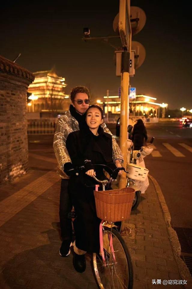 59岁巩俐带法国老公北京游玩，76岁雅尔帅气又多金，跟总统是朋友