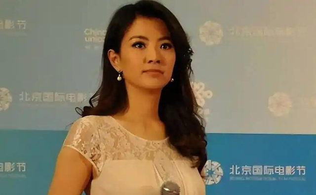 和撒贝宁同居四年，却转身和富豪在一起，没想到如今却沦落至此