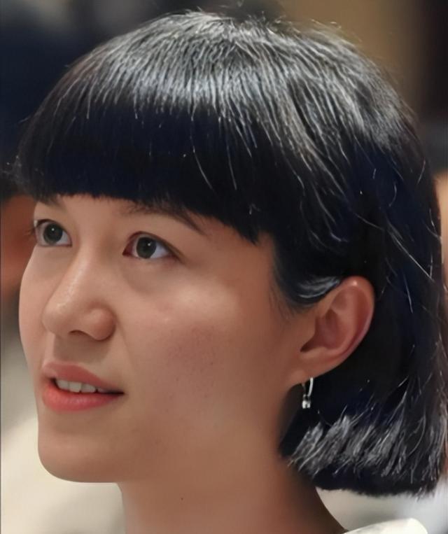 杨振宁去世后，翁帆再发文，49岁无子女的她，早已被安排好了后路