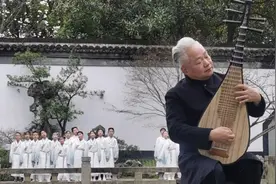 国乐大师方锦龙来松江演出，还和小朋友们合唱《上春山》图片