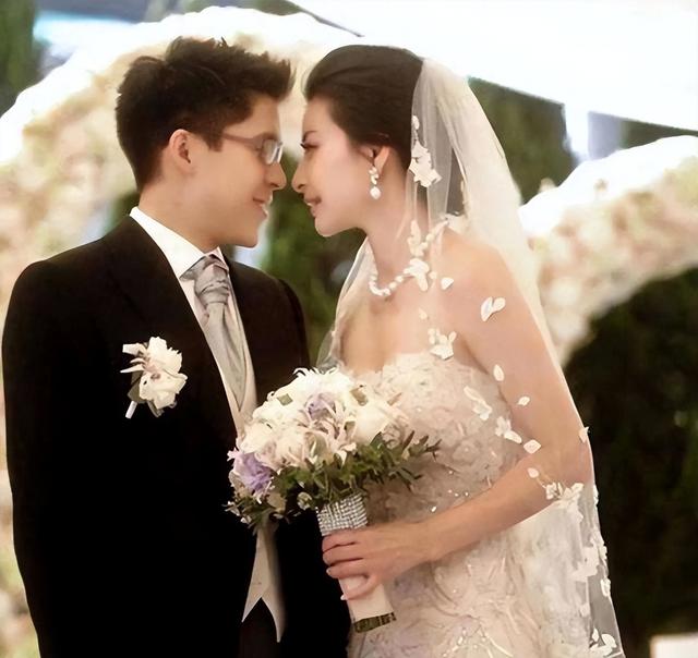 郭晶晶没想到，离过年不到俩月	，79岁公公霍震霆，再次给霍家长脸