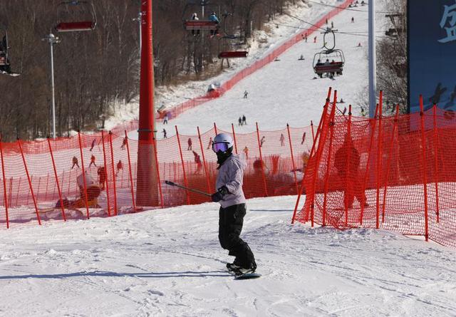 北大湖新雪季迎客，冰雪旅游持续升温