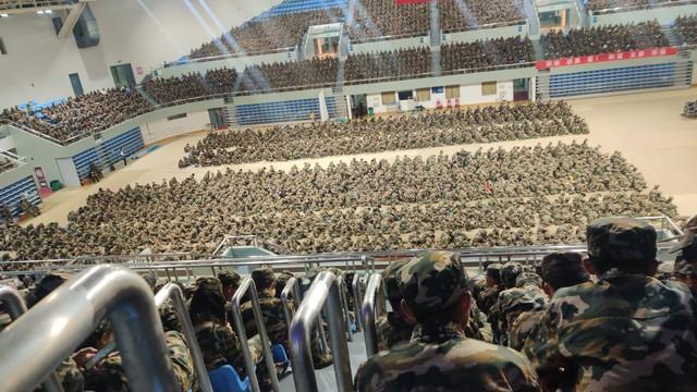 大学军训服竟能 "透光"？女生阳光下尴尬到发抖，这质量谁敢穿？