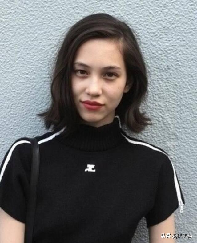 面相又变了！49岁赵薇广东吃饭，又老又瘦没架子，却再无回头路走