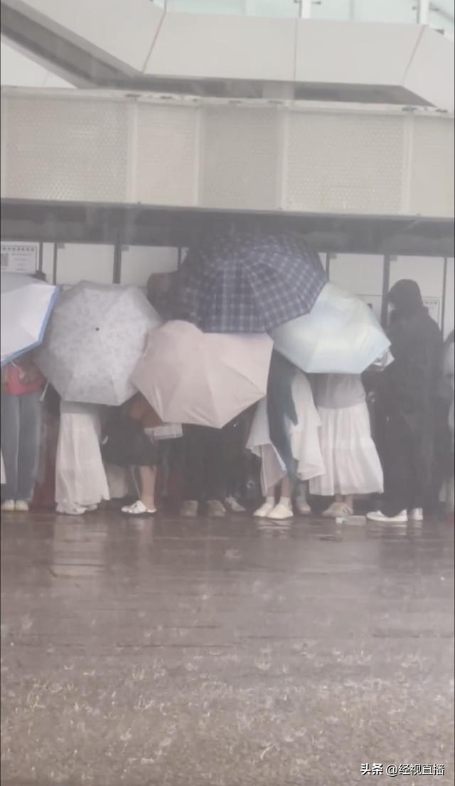 青海茶卡盐湖游客突遇狂风暴雨，景区：属罕见极端天气，建议游客上午游览