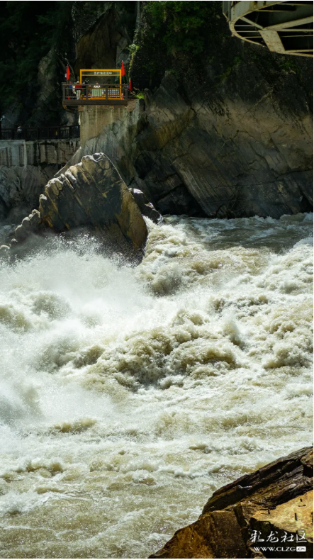 激流险滩，气势磅礴的虎跳峡峡谷 敬畏大自然的鬼斧神工