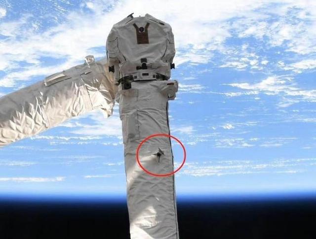 太空危机四伏，中国空间站连遭撞击，神舟二十号冒险加防背后真相