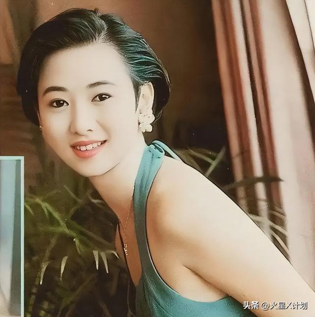她出身清华大学，因拍三级片与父母决裂，如今不让女儿进娱乐圈