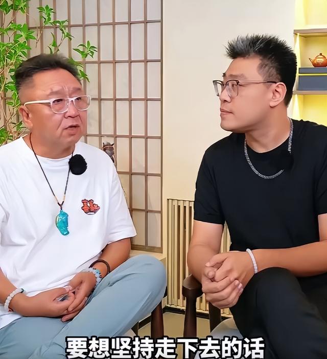 再多钱有什么用？官媒出手揭岳云鹏夫妇真实现状，走上于谦的老路