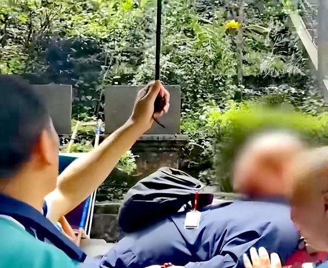 263斤男子花2.2万请9名轿夫登峨眉山！32年最大单