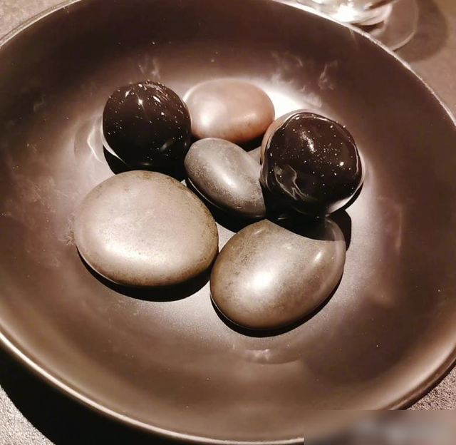 佟丽娅晒宵夜，引9万网友点赞，网友：一口一盘，贫穷限制了想象