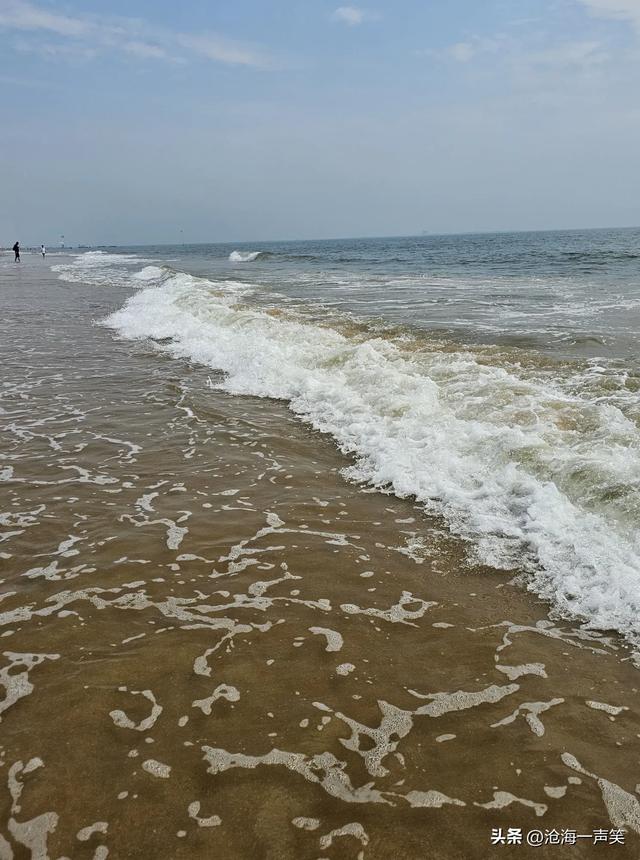 听，海的声音，是汹涌澎湃，是波涛滚滚，是风平浪静，是海风徐徐